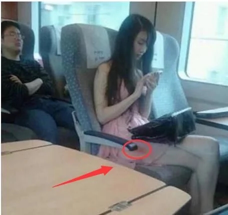 姑娘你腿部的血痕是怎么搞的人物gif搞笑图片