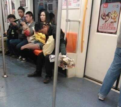 妹纸，你的腿呢~~哪去了？人物gif搞笑图片