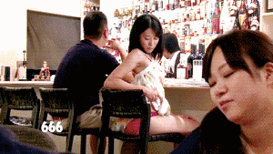 她勾引我人物gif搞笑图片