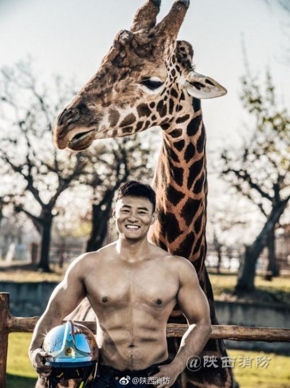 消防员台历照曝光人物gif搞笑图片