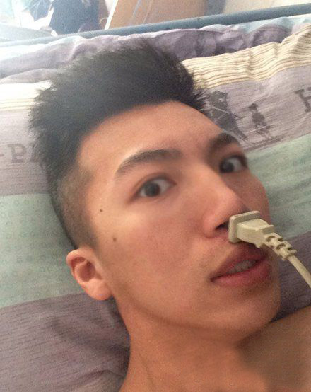 又偷偷充电，快交电费人物gif搞笑图片