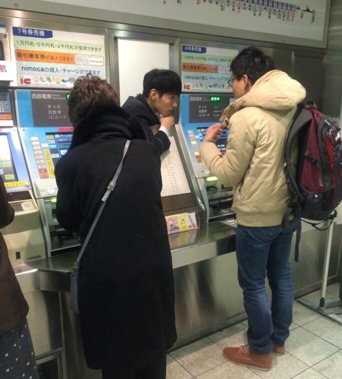 终于见到了按求助键就从小窗口探出头的小哥人物gif搞笑图片