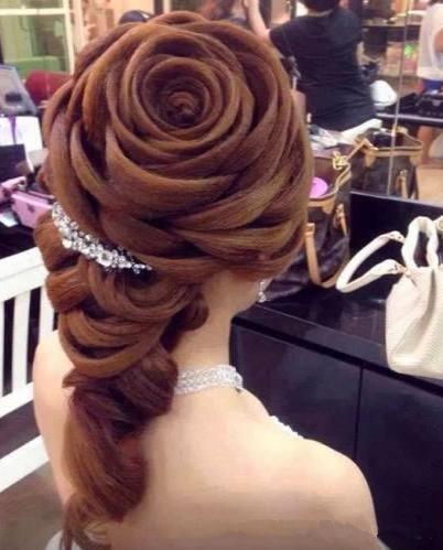 发型真好看，一个星期不舍得洗头吧？人物gif搞笑图片