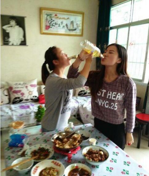 小酌哪儿是我们女汉子的风格？起来我们对瓶吹人物gif搞笑图片