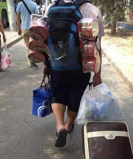 同学你是来上学还是来野炊的人物gif搞笑图片