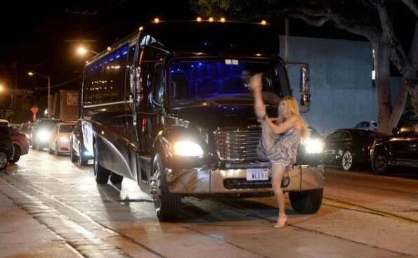 高难度碰瓷人物gif搞笑图片