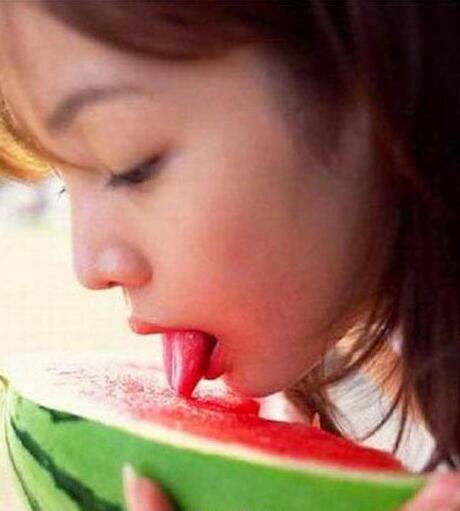 吃西瓜就是要爽～人物gif搞笑图片