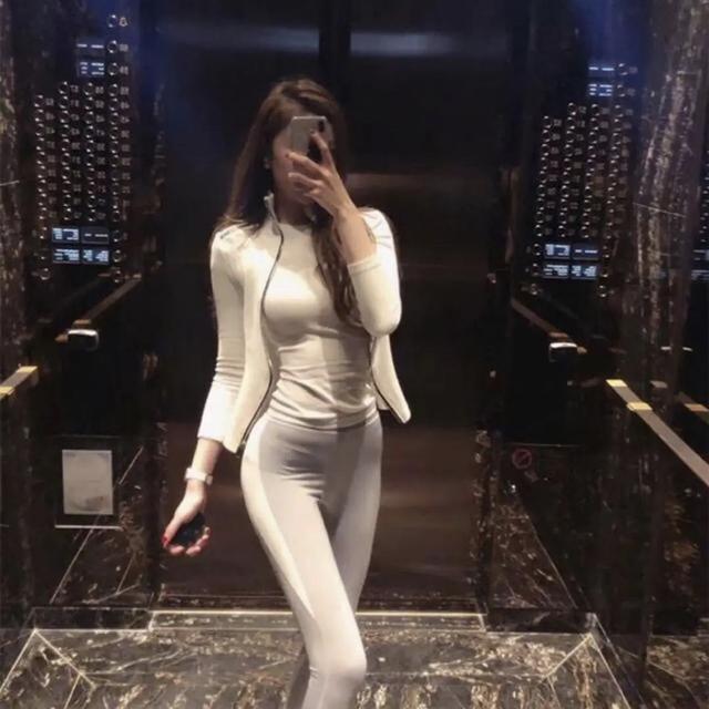 把手机拿开点吧人物gif搞笑图片