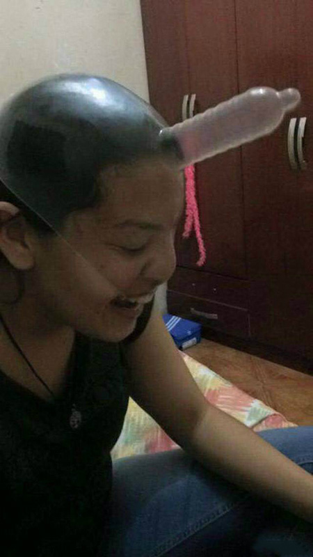 万圣节到了，美女用简易的道具成功COS了一只独角兽人物gif搞笑图片