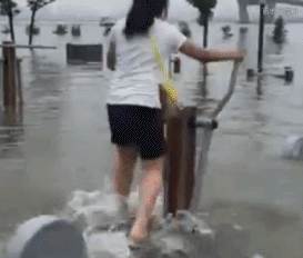 轻功水上漂初级教程人物gif搞笑图片