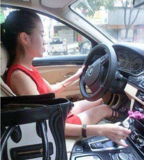 大姐，你开车我有点不放心啊人物gif搞笑图片