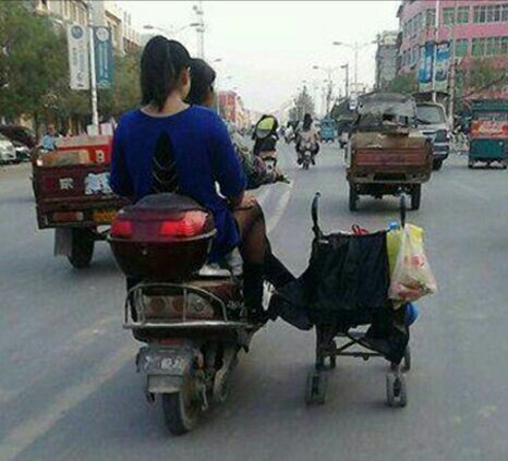 这一定不是亲生的人物gif搞笑图片