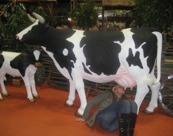 终于喝到原汁原味纯牛奶人物gif搞笑图片