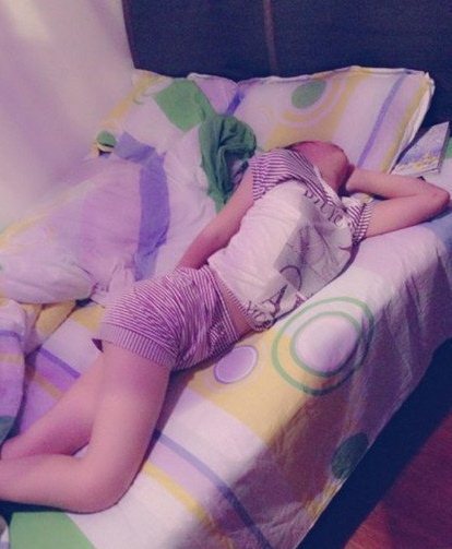 媳妇，咱能换个姿势睡觉么？人物gif搞笑图片