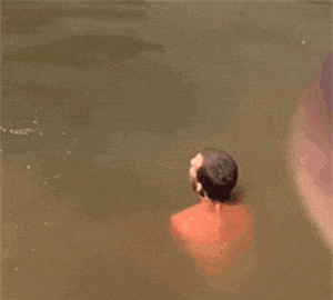 女汉子空手捉大鱼，男朋友都吓傻了人物gif搞笑图片