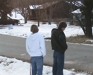 如果雪球里面藏石块，这小哥就被爆头了~人物gif搞笑图片