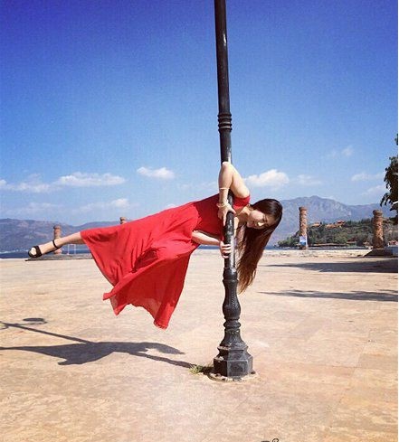 做一面旗子随风飘荡人物gif搞笑图片