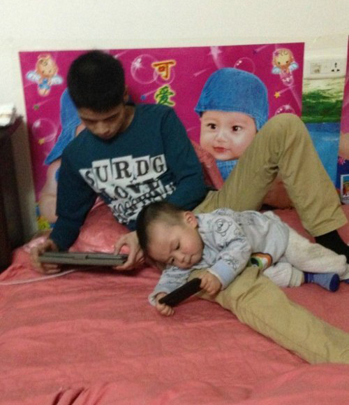 欢乐父子俩，各有所爱人物gif搞笑图片