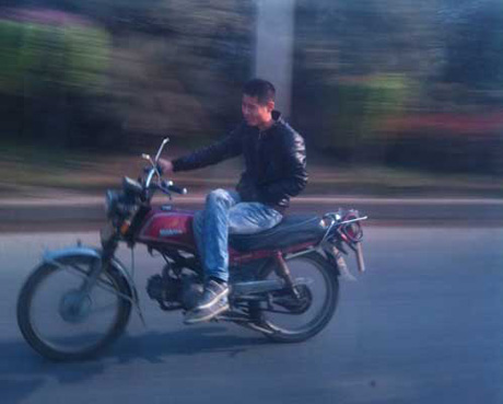 哥们，你是怎么做到的？你九条命吧？人物gif搞笑图片