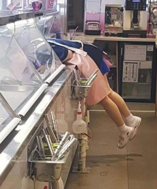 矮个子的就不要去冰淇淋店打工人物gif搞笑图片