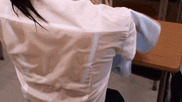 教室这么热，为什么不开空调呢？人物gif搞笑图片