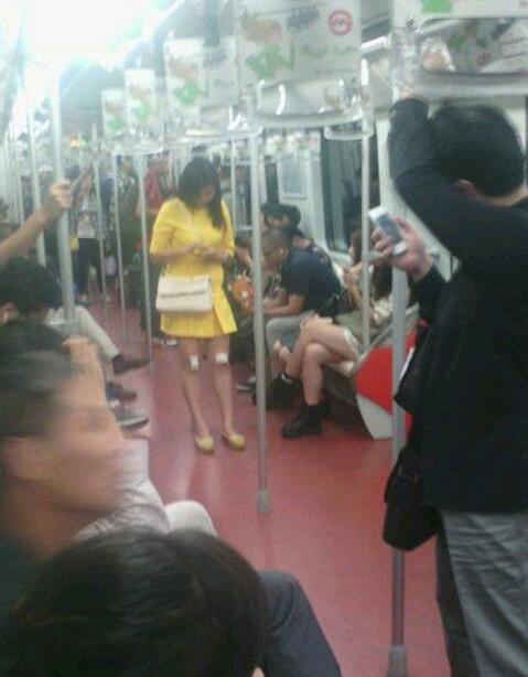 姑娘工作压力很大吧人物gif搞笑图片