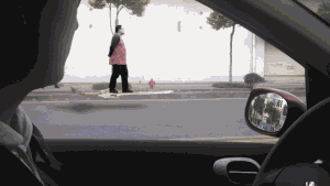 你没看错，大爷就是在御剑飞行人物gif搞笑图片