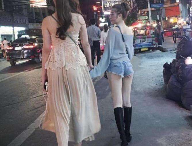 我更喜欢左边丰满那个女的, 不要问我为什么人物gif搞笑图片