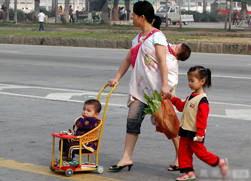 大姐，还是支持下中国的计划生育吧人物gif搞笑图片