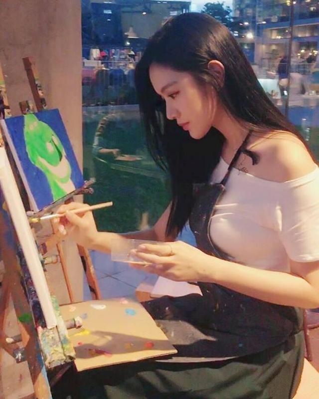 妹子，你在画什么呢，这么认真人物gif搞笑图片