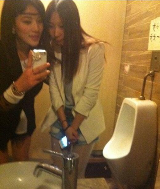 为什么女的就能随便进男厕所？人物gif搞笑图片