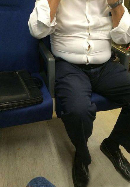 胖子的烦恼，买件合身的衣服真难人物gif搞笑图片