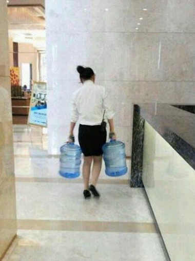 最牛客服，这才是女汉子。。。人物gif搞笑图片