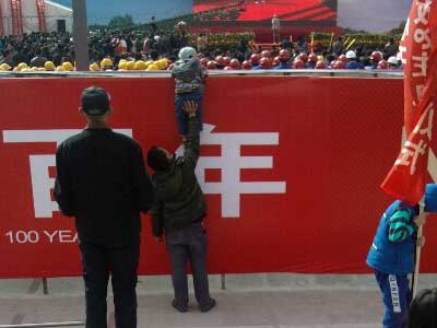 让孩子免费看明星。。。人物gif搞笑图片