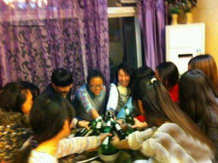 女汉子聚餐是这么喝酒的人物gif搞笑图片