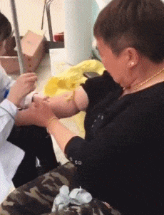 扎针而已，大妈你要坚强点人物gif搞笑图片