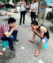 左边是正常播放速度，右边是快进……人物gif搞笑图片