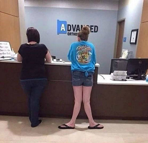 这货刚从南极回来吗？企鹅腿人物gif搞笑图片