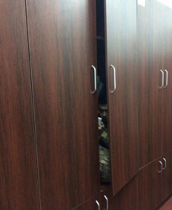 你说我容易吗？人物gif搞笑图片