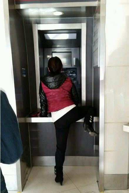 菇凉你这样的姿势诱惑不了它人物gif搞笑图片