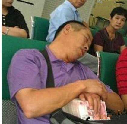 大哥，你睡的好安心哦人物gif搞笑图片