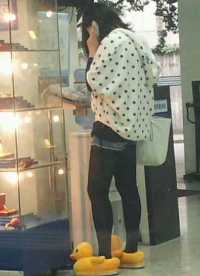 妹纸，你的大黄鸭亮瞎了姐的眼人物gif搞笑图片