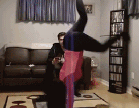 吃我一脚，让你不帮忙人物gif搞笑图片