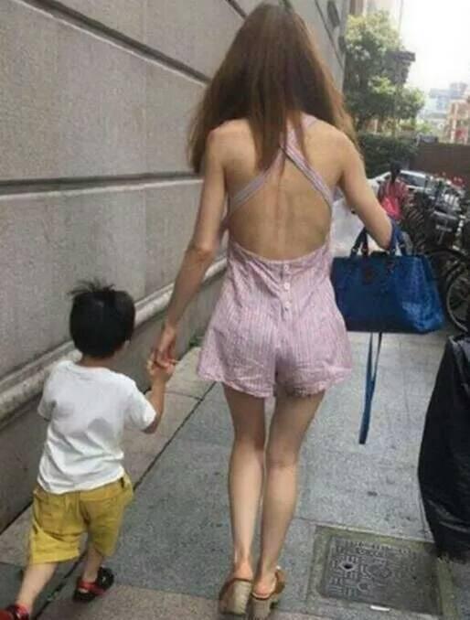 街上偶遇一枚辣妈，好扎眼人物gif搞笑图片