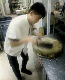 我朋友有手的时候，比他吊很多人物gif搞笑图片