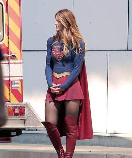 偶遇女超人，妹子穿这么多热不热，我可以帮你拿衣服人物gif搞笑图片