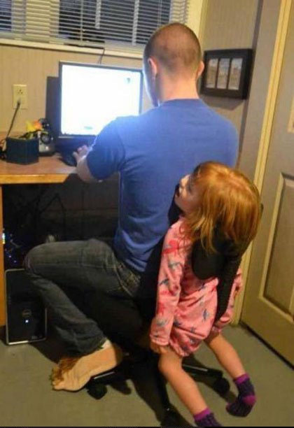 别让男人带孩子人物gif搞笑图片