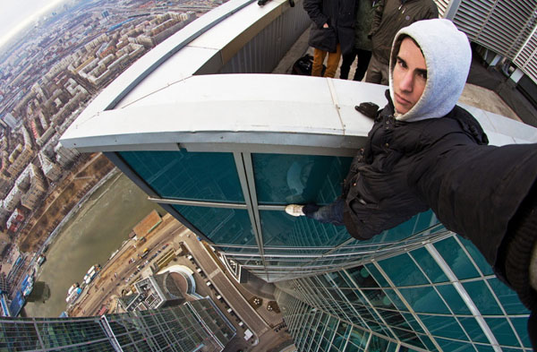 哥们儿的自拍真是与众不同啊人物gif搞笑图片