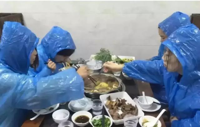 吃火锅再也不用担心溅到身上了人物gif搞笑图片