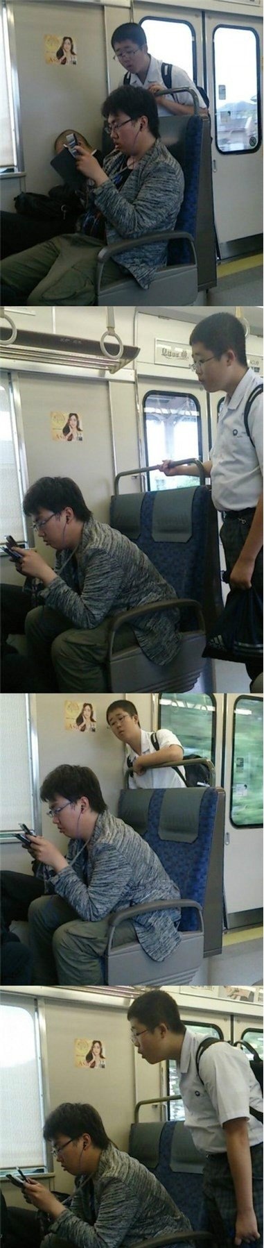 后面小伙子在看什么这么专注人物gif搞笑图片